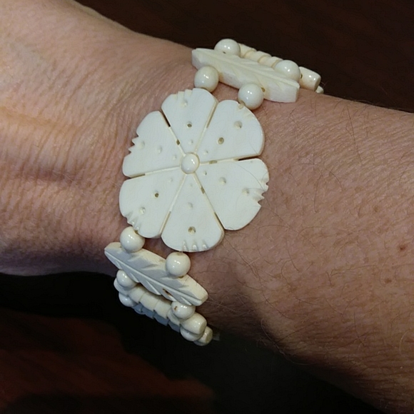 Vintage faux carved ivory bracelet - Picture 5 of 5